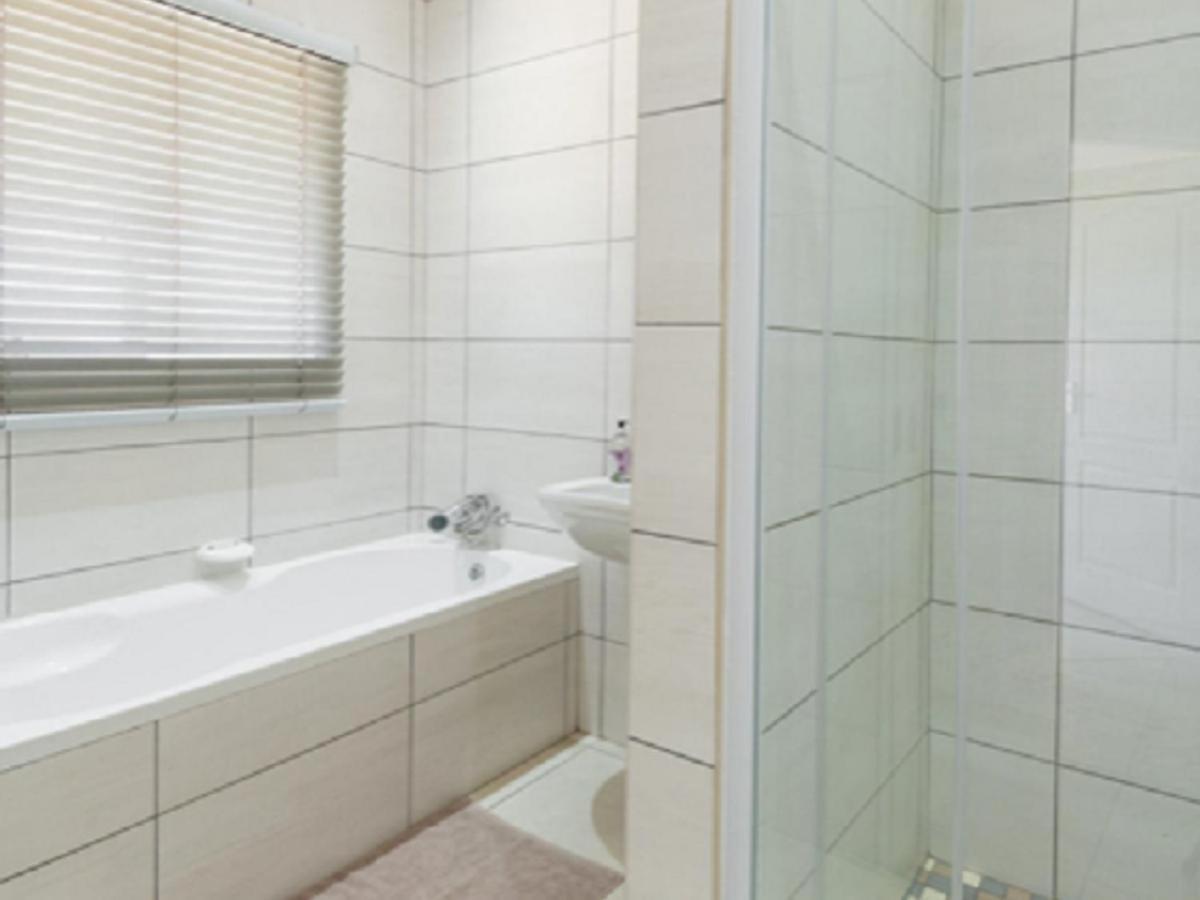 Flying Ostrich Guesthouse & Self-Catering Accommodation Mariental Room photo